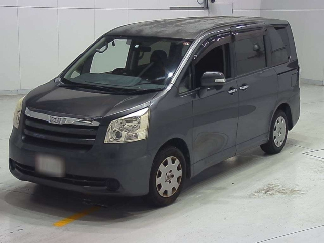 TOYOTA NOAH 2010