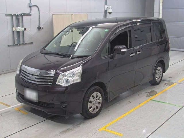 TOYOTA NOAH 2013