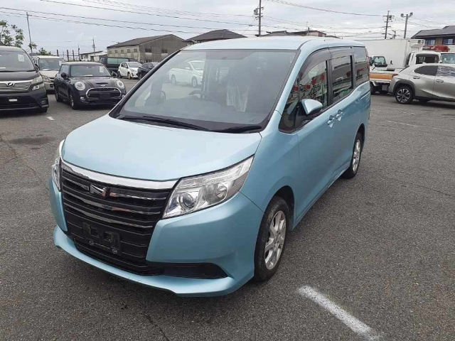 TOYOTA NOAH