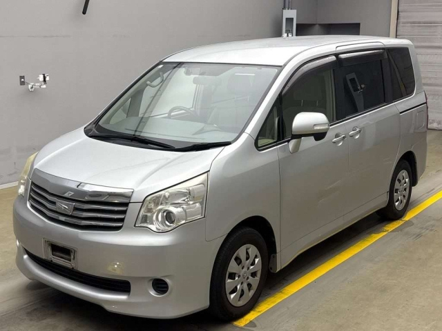 TOYOTA NOAH 2013