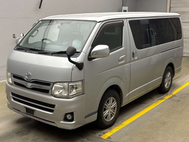 TOYOTA HIACE VAN 2011