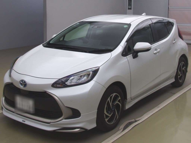 TOYOTA AQUA 2024