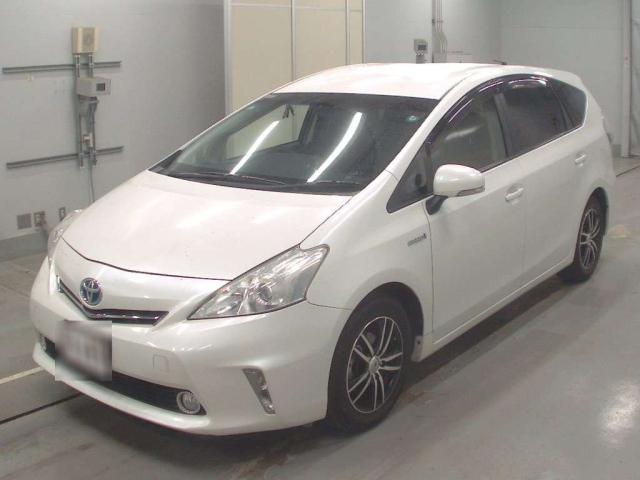 TOYOTA PRIUS ALPHA 2013
