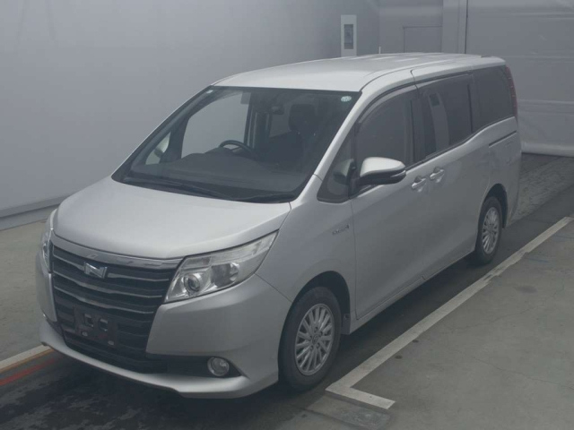 TOYOTA NOAH 2015