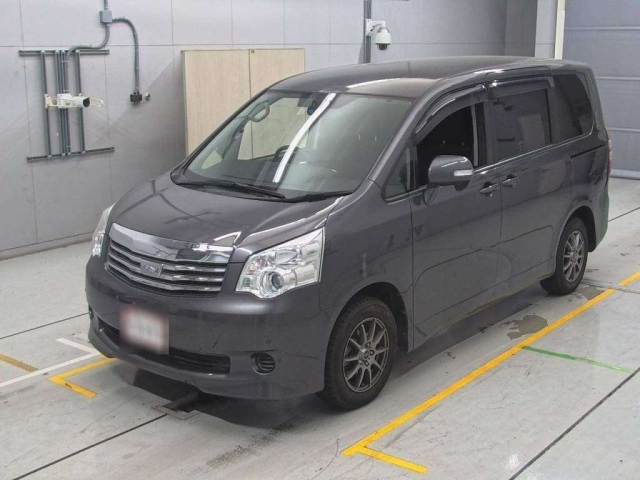 TOYOTA NOAH 2013
