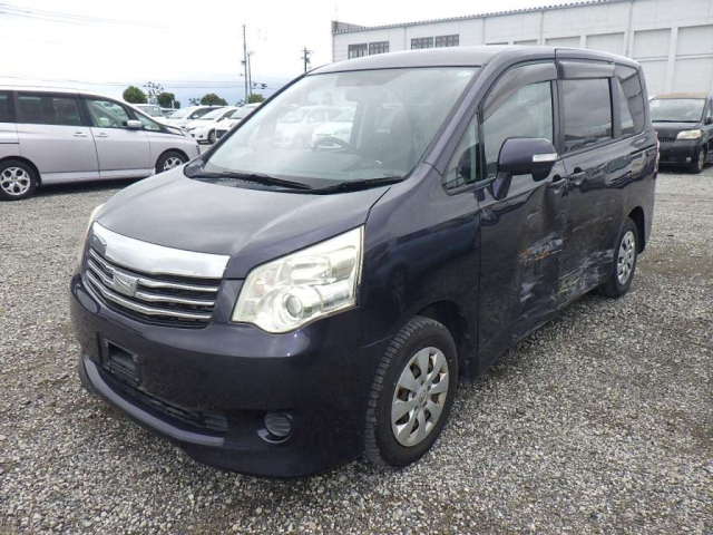 TOYOTA NOAH 2011