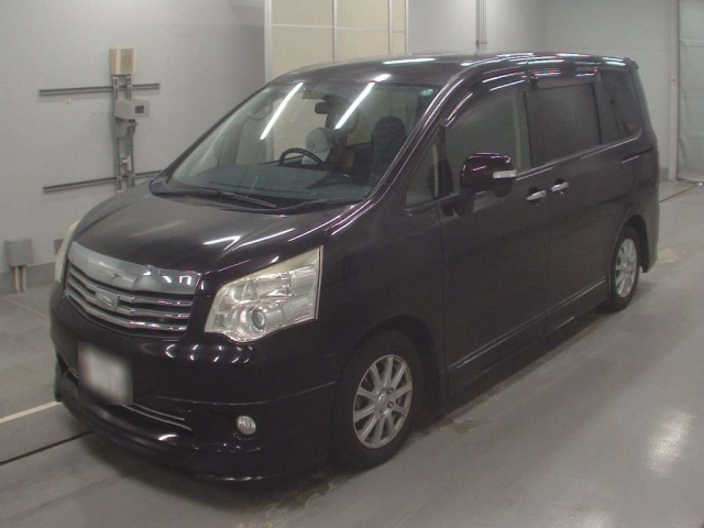 TOYOTA NOAH 2013