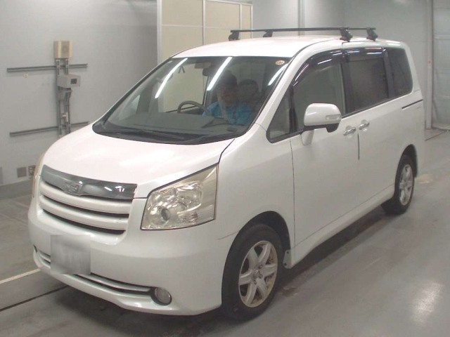 TOYOTA NOAH 2010