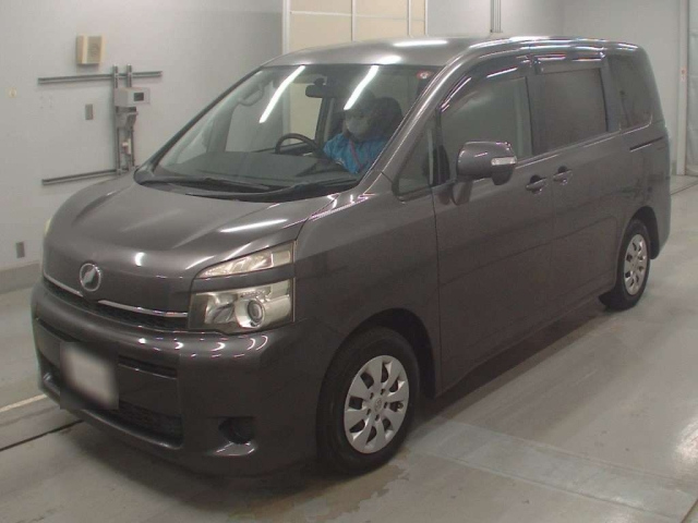 TOYOTA VOXY 2010