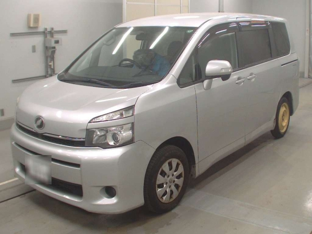 TOYOTA VOXY 2013