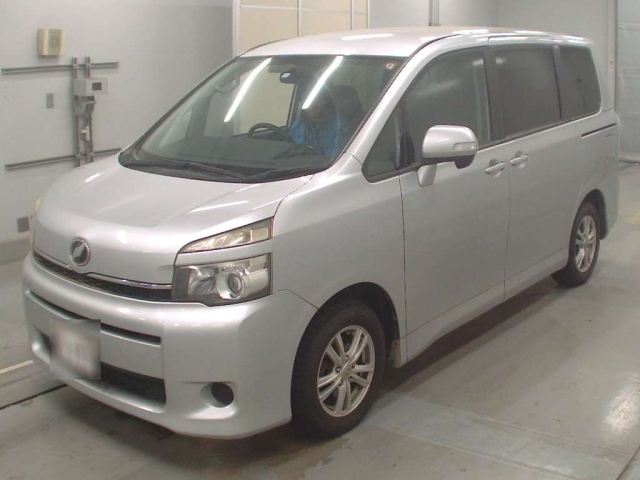 TOYOTA VOXY 2010