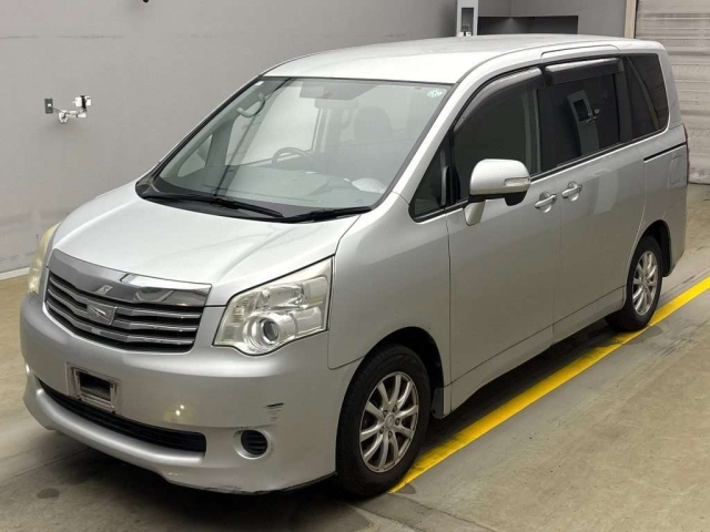 TOYOTA NOAH 2011
