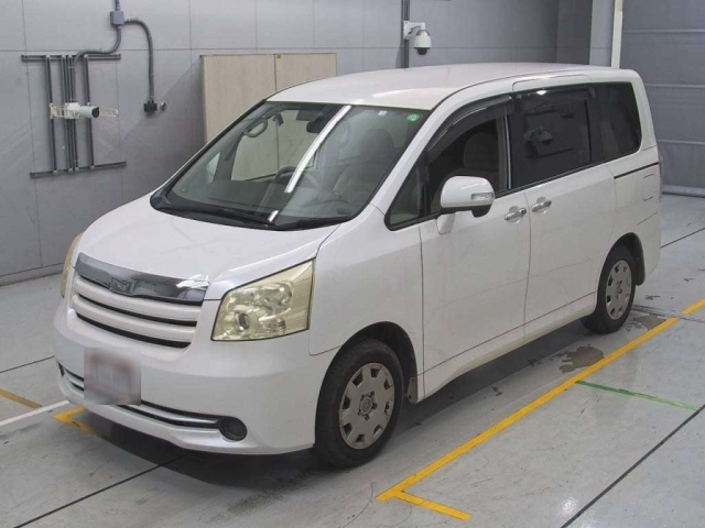 TOYOTA NOAH 2010