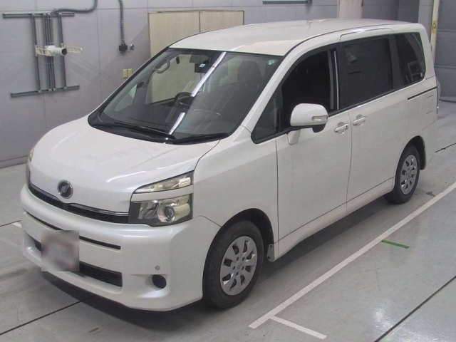 TOYOTA VOXY 2010