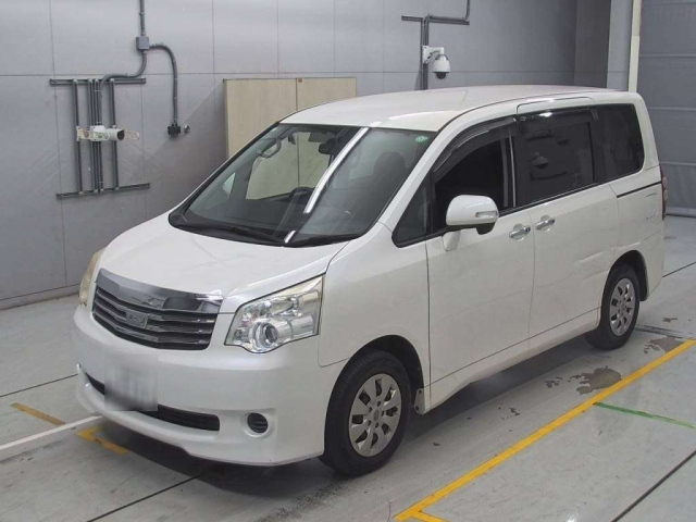 TOYOTA NOAH 2011