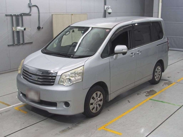 TOYOTA NOAH 2011