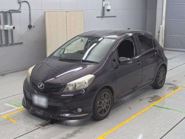 TOYOTA VITZ 2013