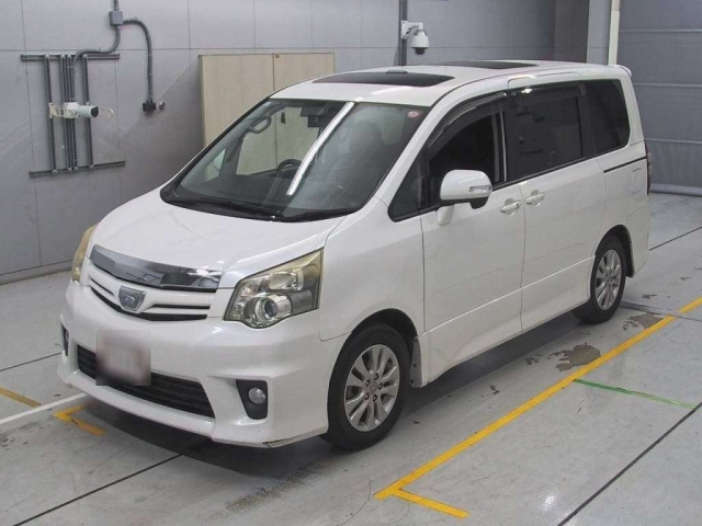 TOYOTA NOAH 2010