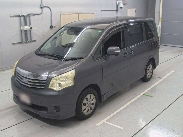 TOYOTA NOAH 2010