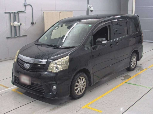 TOYOTA NOAH 2013