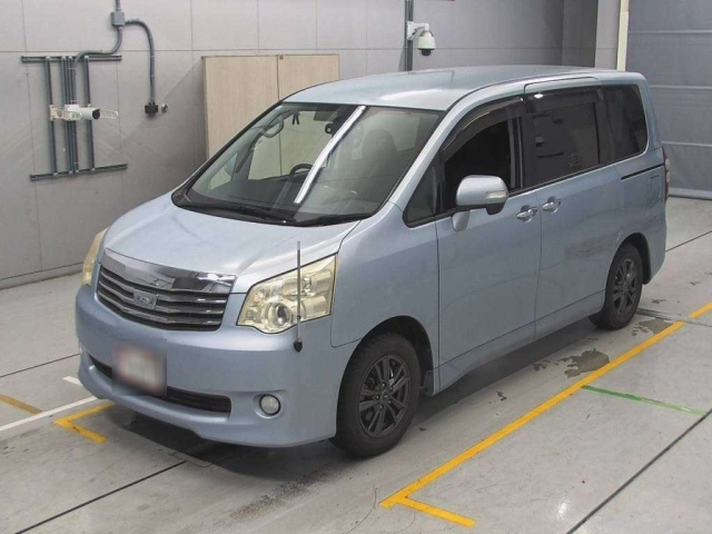 TOYOTA NOAH 2011