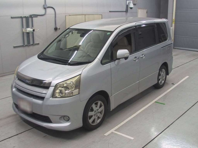 TOYOTA NOAH 2009