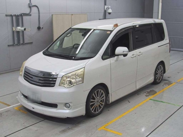 TOYOTA NOAH 2010