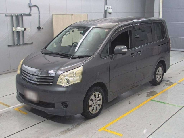 TOYOTA NOAH 2010