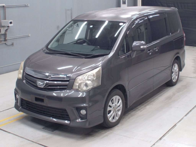 TOYOTA NOAH 2010