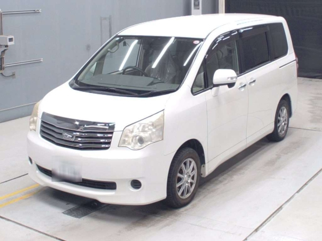 TOYOTA NOAH 2010