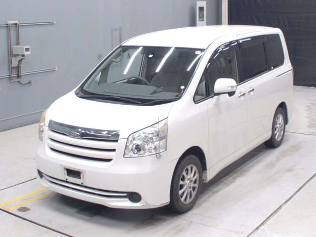 TOYOTA NOAH 2010
