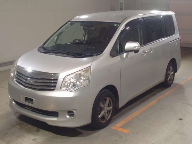 TOYOTA NOAH 2011