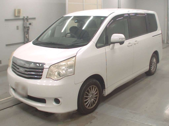 TOYOTA NOAH 2010