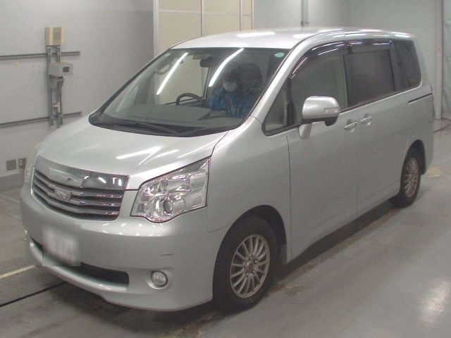 TOYOTA NOAH 2013