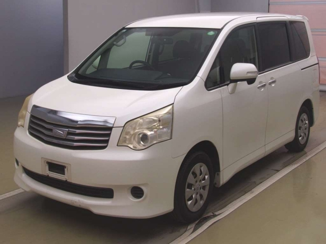 TOYOTA NOAH 2011