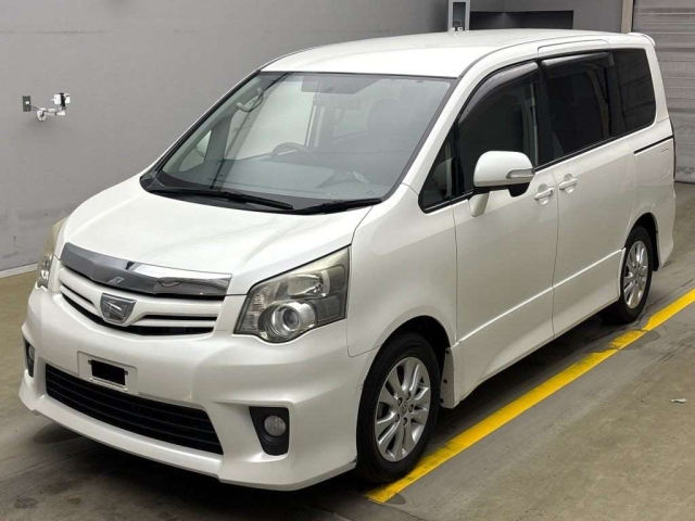 TOYOTA NOAH 2010