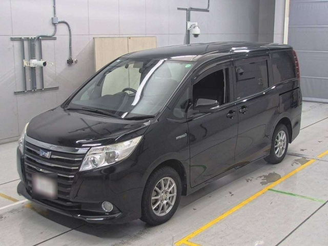 TOYOTA NOAH 2014