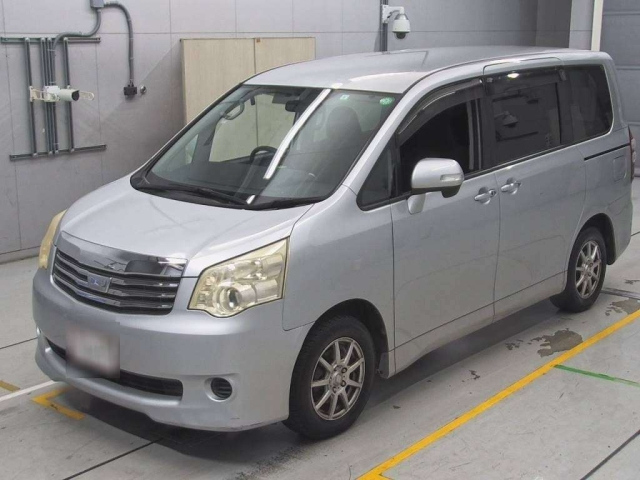 TOYOTA NOAH 2011
