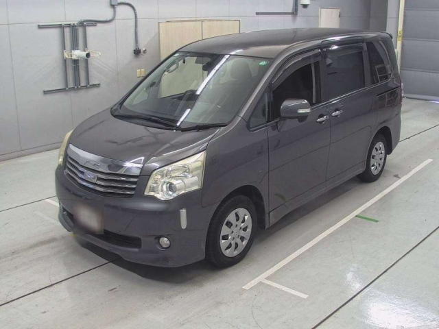 TOYOTA NOAH 2010