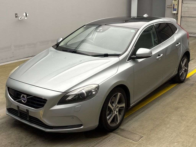 VOLVO V40 2016