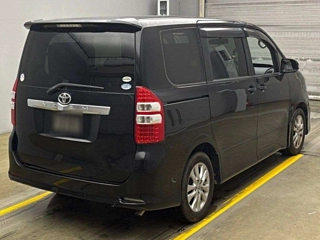TOYOTA NOAH 2011