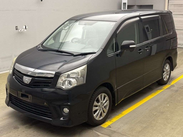TOYOTA NOAH 2010