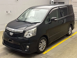 TOYOTA NOAH 2010