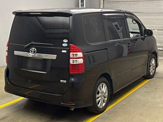 TOYOTA NOAH 2010