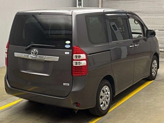 TOYOTA NOAH 2011