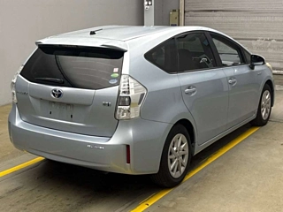 TOYOTA PRIUS ALPHA 2013
