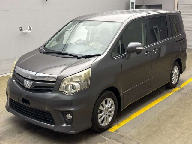 TOYOTA NOAH 2010