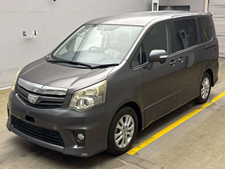 TOYOTA NOAH 2010