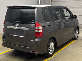 TOYOTA NOAH 2010