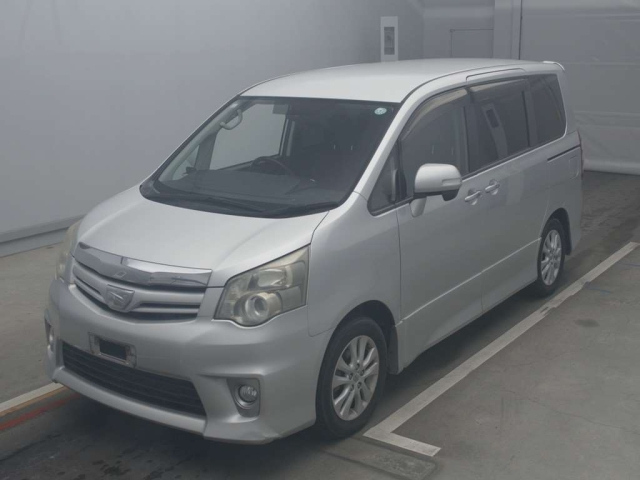 TOYOTA NOAH 2011